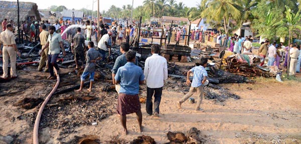 ಹೊಯ್ಗೆ ಬಝಾರ್: ಶೆಡ್‌ಗಳಿಗೆ ಬೆಂಕಿ